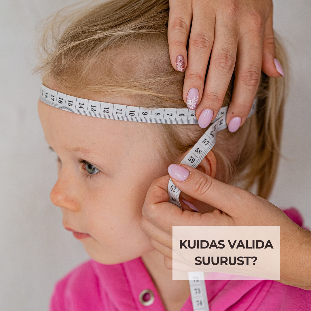 Viimase aja kuumim küsimus: “Kui lapse pea on 51cm, kas võtta suurus 50/52 või 52/54?”
Vaatame koos üle!
✔️ Võta mõõdulint ja mõõda peaümbermõõt samamoodi nagu pildil näidatud – otse lauba keskelt ja kõrvade kohalt. Paralleelselt maaga 😄
✔️ Mõõdulint peab olema tihedalt ümber pea, mitte lõdvalt.
✔️ Saadud numbri järgi vali sobiv suurus meie e-poest 👉 www.elsi.ee
✔️ Kui said 51cm, siis suurus 50/52 on lapse jaoks ideaalne. Kui said 52cm, siis võta suurus 52/54.
Kõik kangad venivad 2–4 cm. Konkreetse toote venivus on alati kirjas tooteinfos – nii on lihtne teha õige valik!