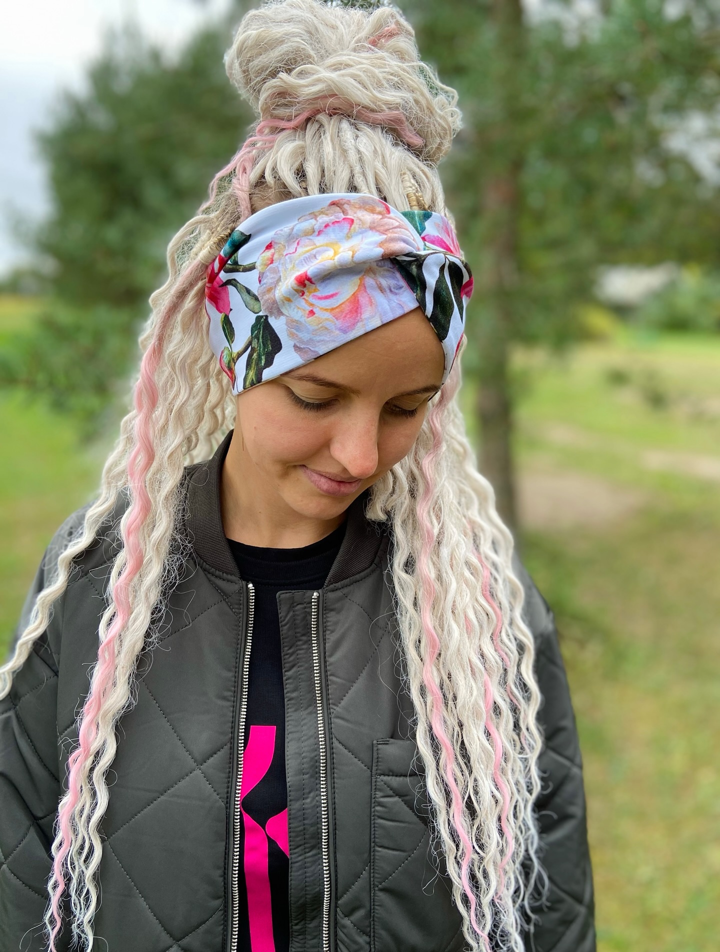 Peapaelte aeg on käes! Eile õhtul ja täna hommikul oli nii mõnus, kui kõrvad kaetud.
Tuul on nii külm, et ilma enam ei tahakski olla.. 🙈
Saadaval ühevärvilised ja mustriga mudelid, suurused 52-58.
Hind: 12€
Vali enda lemmik siin: https://elsi.ee/product-category/naistepeapaelad/