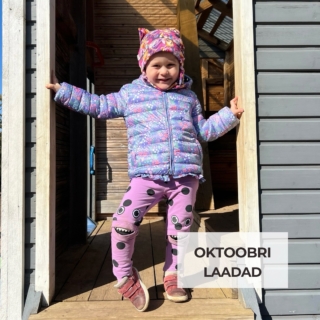 Hullumeelne kevad-suvi-sügis välilaatade hooaeg on läbi saanud! 🎉
Lugesin just kokku ja maist septembrini oli meil koguni 14 laata. See on tõsine rekordarv! Kui palju rõõmsaid hetki, äratundmisrõõmu ja laste naerusuid ❤️ Samas meeletus koguses pakkimist, lahtipakkimist, kella 6-st ärkamist ja närvikulu, kui peab autoga kitsadel laadatänavatel manööverdama (laadamüüjad mõistavad, mis stress see on 😄 ).
Aga me ei vahetaks seda kogemust millegi vastu! Aitäh, et tulite, proovisite ja olite meile toeks 🥹🙏
Sellel laupäeval ja pühapäeval oleme Mustamäe keskuse laadal kell 11-18. Tere tulemast siselaatade hooaega! 🎉