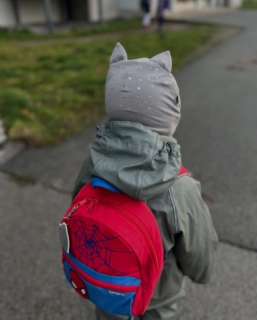 Kõrvikute eera on tagasi! 😻
Meie 6 aastase tegutsemisaja jooksul oleme aru saanud, et eelistate kõrvakestega tuukrimütse suurustele 44-48. Seega kohe olemas valikusse ei ole me juba aastaid suuremaid kõrvadega tuukrimütse teinud.
Aga miski on muutunud.. Ja igal laadal küsib 1-10 ema, miks pole kõrvadega mudeleid suurematele? No ma kohe ei teagi, peaksime vist enda esialgae plaani juurde tagasi minema ja vahel tegema ka suurused 50/52 ja 52/54 kõrvadega. Või siiski? 🧐
Väikeettevõtja elu its is 🤣