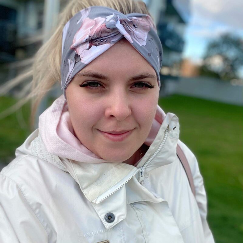 Meriinopeapael hallil roosad lilled