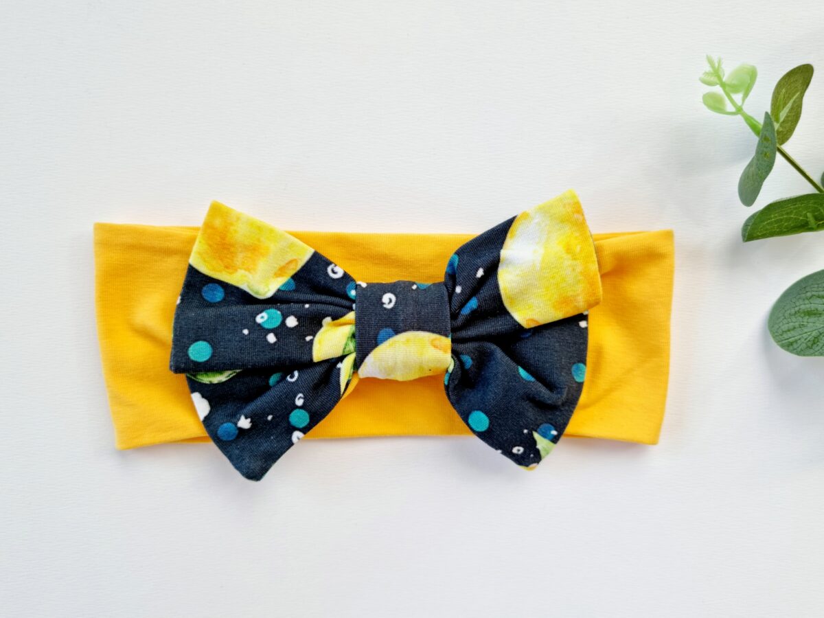 Kollane peapael lipsuga