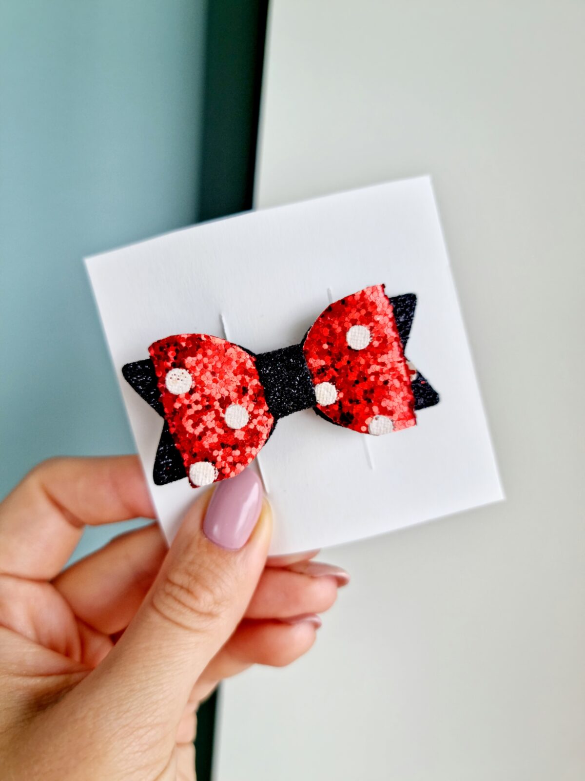 Kroko-klamber valgete täppidega