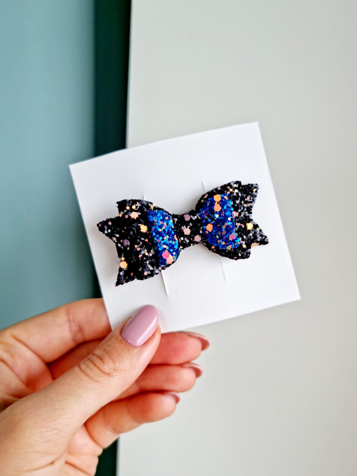 Kroko-klamber must sinisega