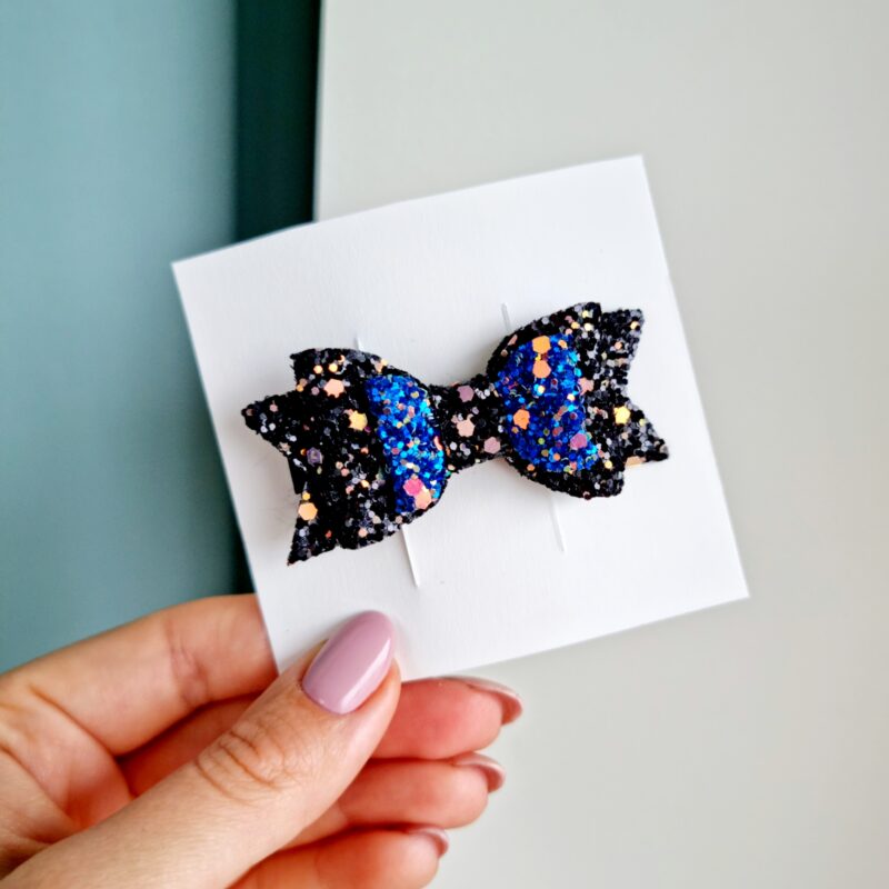 Kroko-klamber must sinisega