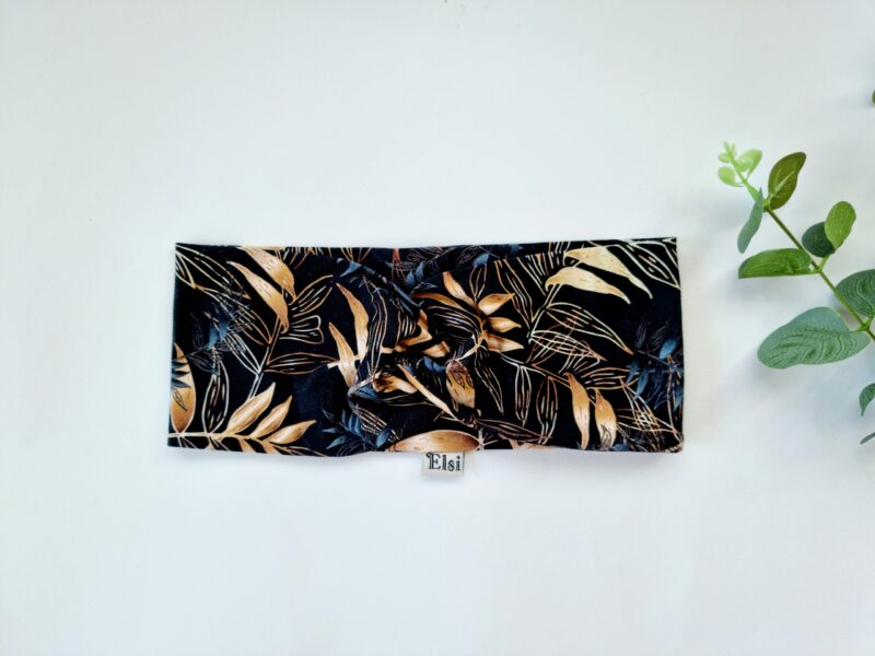 Mustal kuldsed lehed