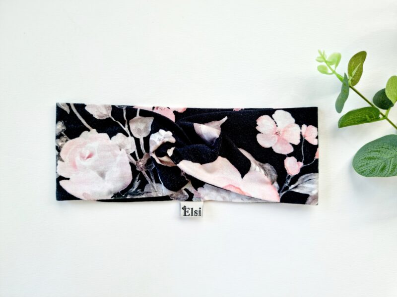 Mustal roosad lilled