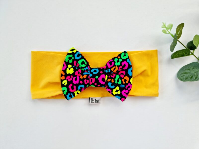 Neoontäpidega kollase lipsuga peapael