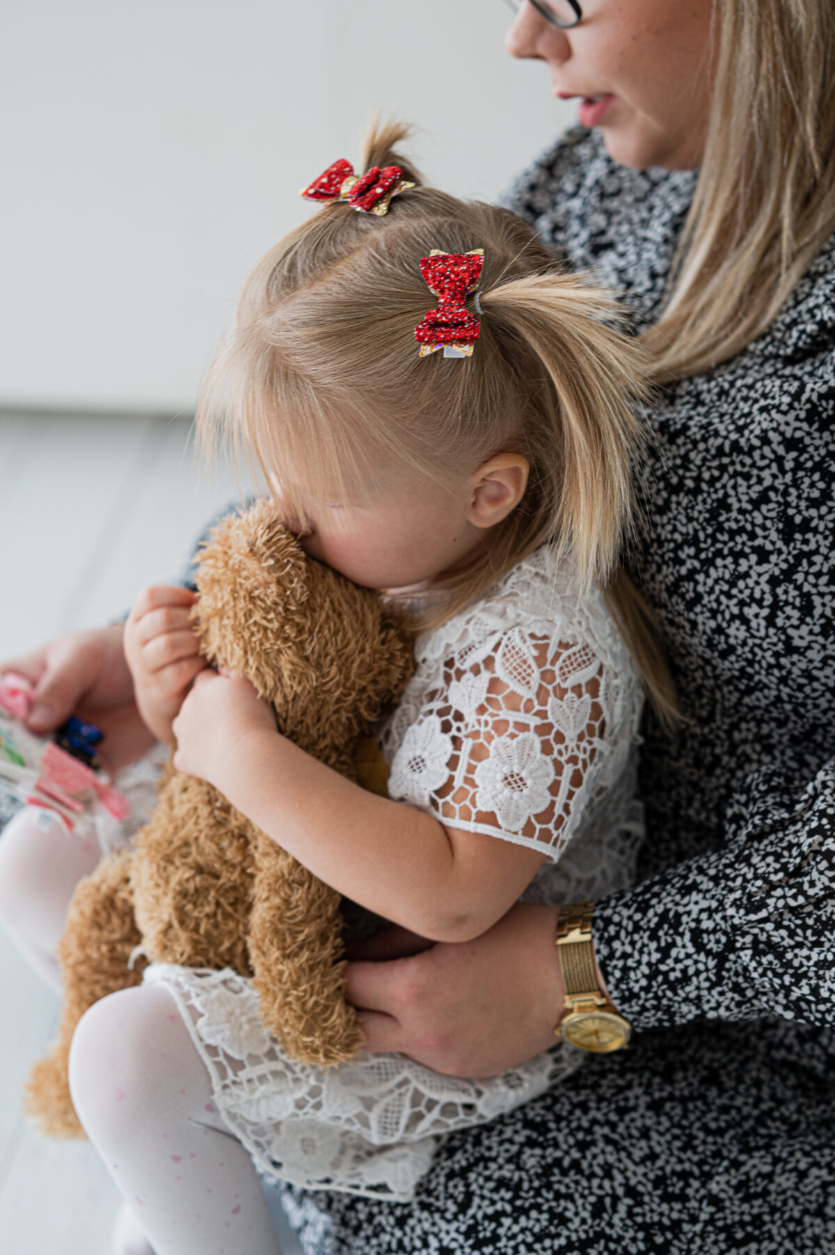 Kroko-klamber punane kuldsega