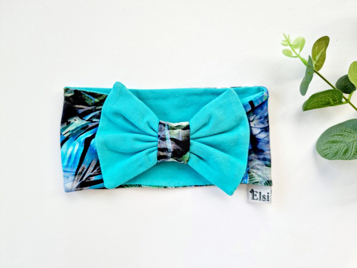 Sinised täpid lipsuga