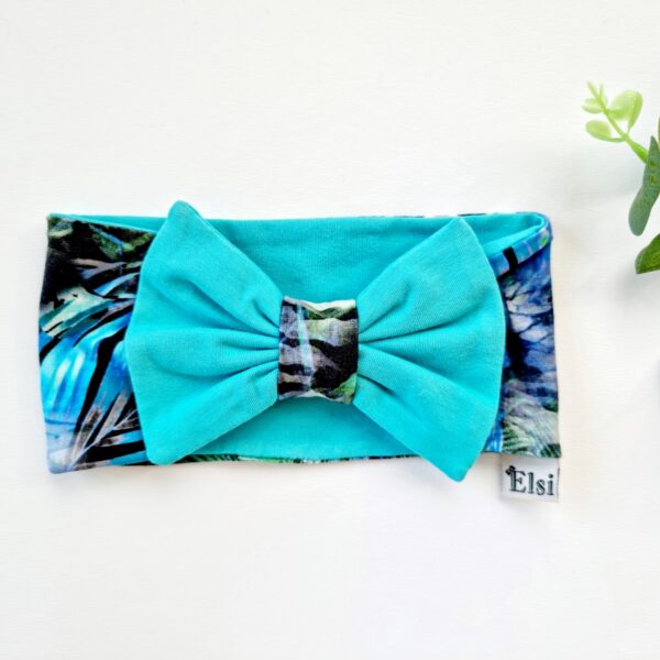 Sinised täpid lipsuga