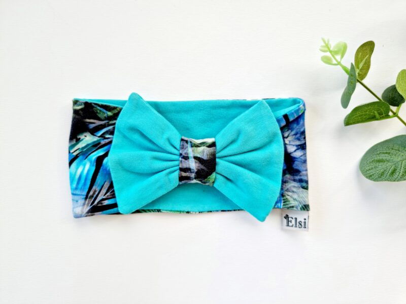 Sinised täpid lipsuga