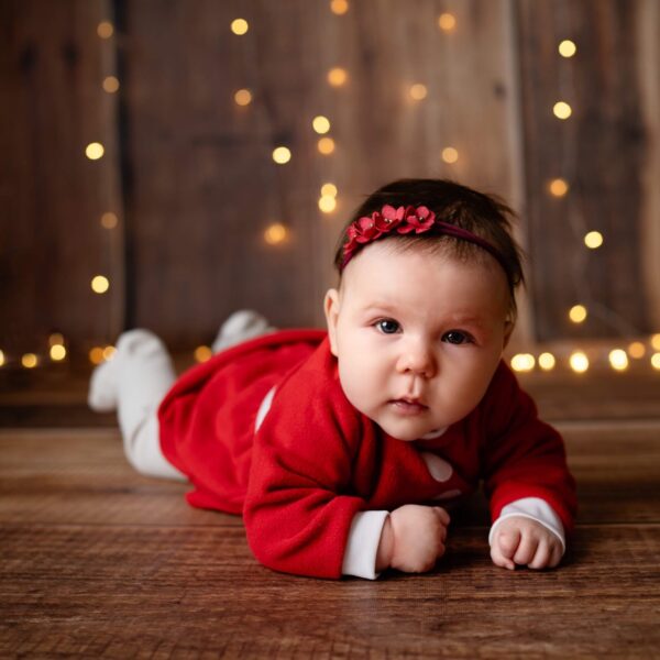 Jõulupeapael tumepunaste lilledega