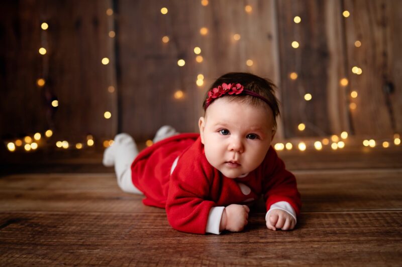 Jõulupeapael tumepunaste lilledega