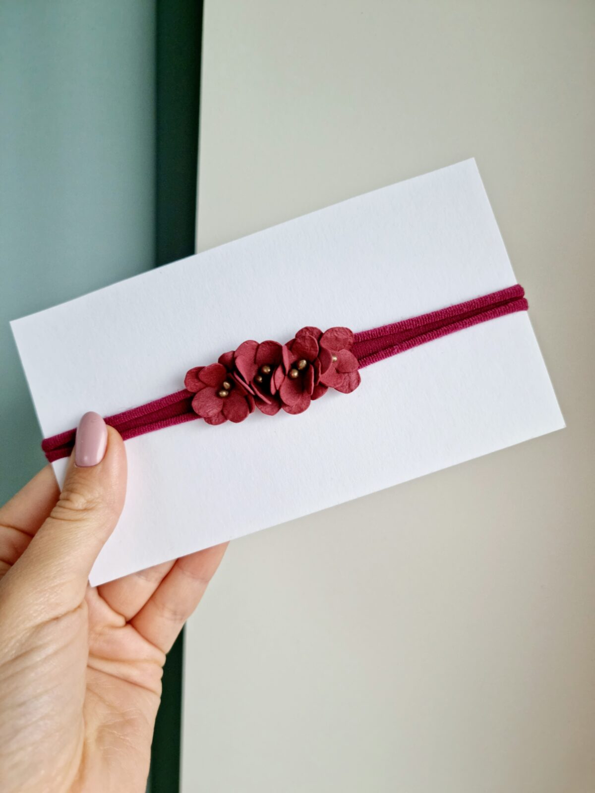 Jõulupeapael tumepunaste lilledega