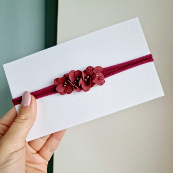 Jõulupeapael tumepunaste lilledega