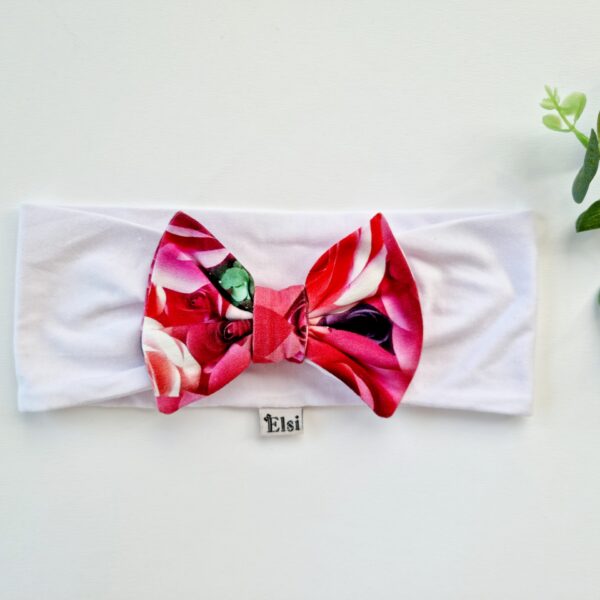 Valge peapael punased roosid