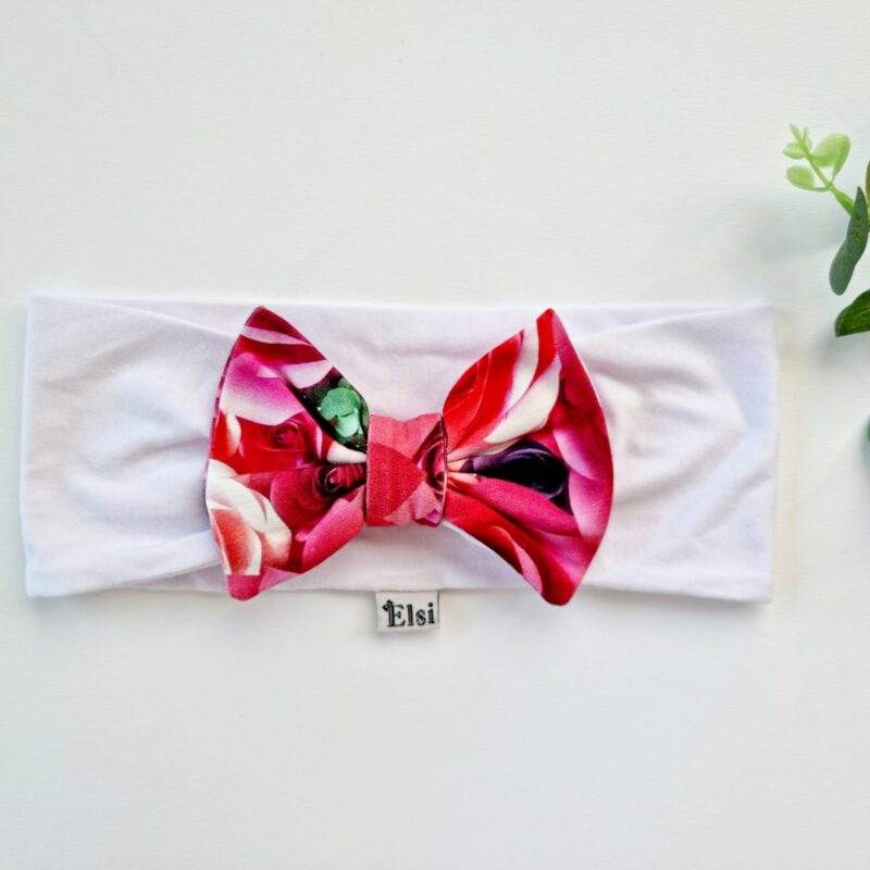 Valge peapael punased roosid