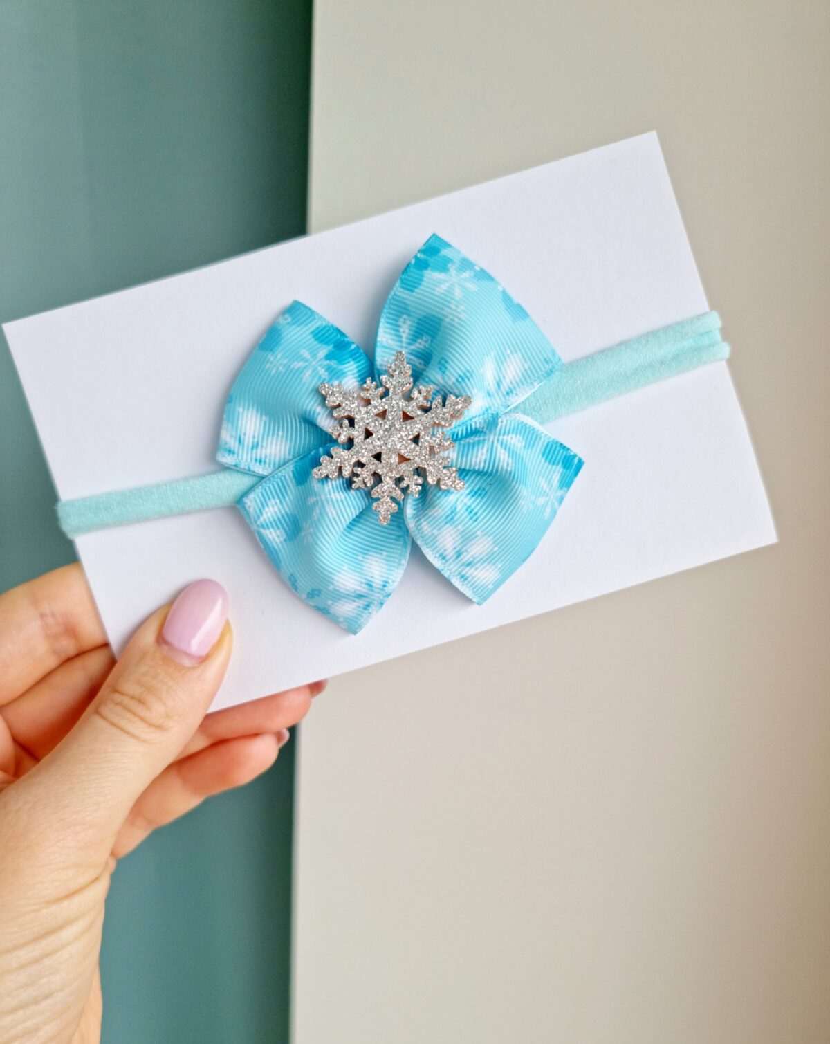 Jõulupeapael hõbedase lumehelbega