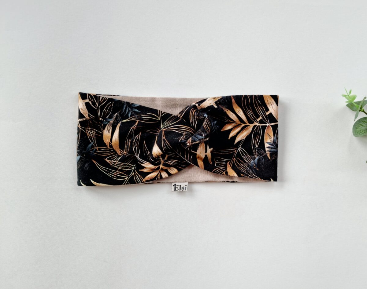 Meriinopeapael mustal kuldsed lehed