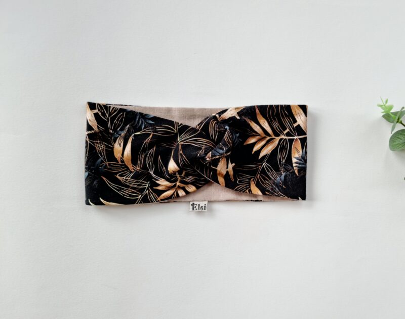 Meriinopeapael mustal kuldsed lehed