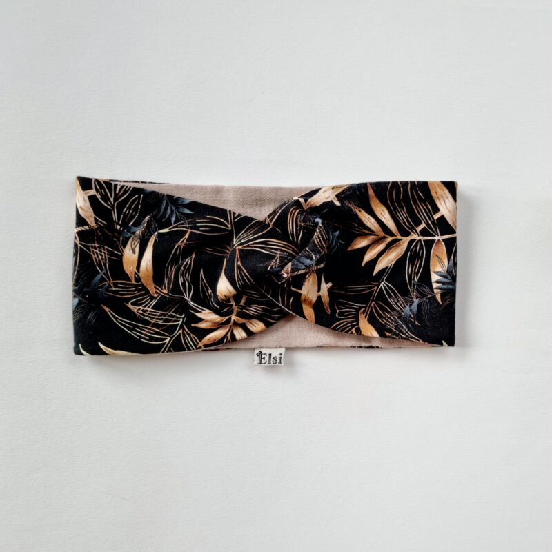 Meriinopeapael mustal kuldsed lehed