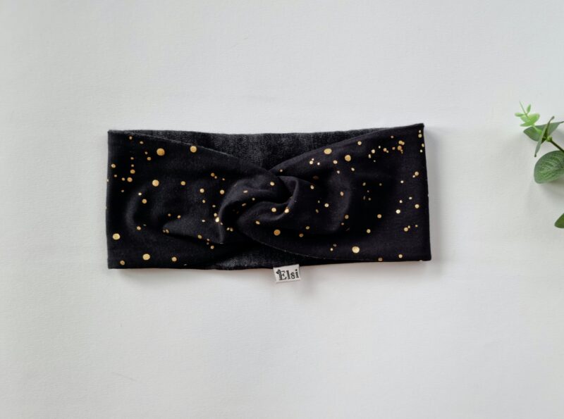 Meriinopeapael mustal kuldsed täpid