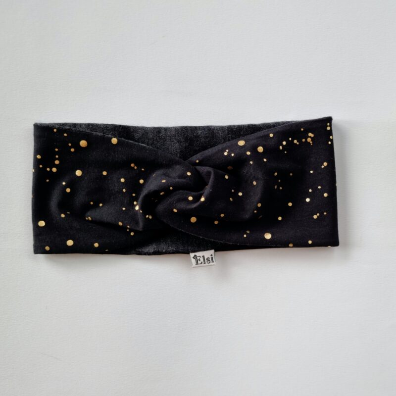 Meriinopeapael mustal kuldsed täpid