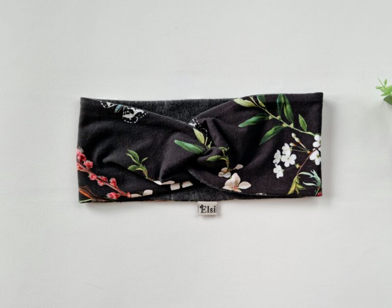 Meriinopeapael mustal liblikad