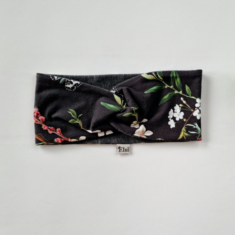 Meriinopeapael mustal liblikad