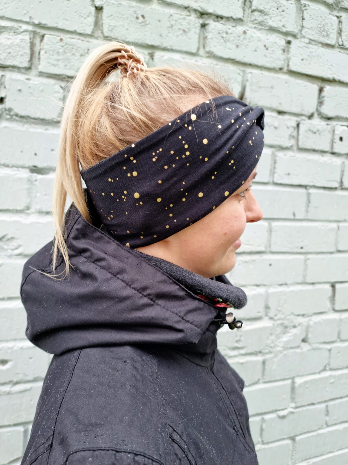 Meriinopeapael mustal kuldsed täpid