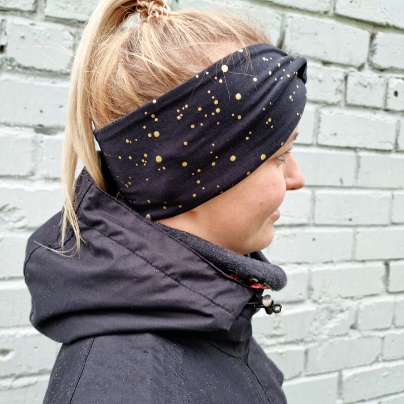 Meriinopeapael mustal kuldsed täpid