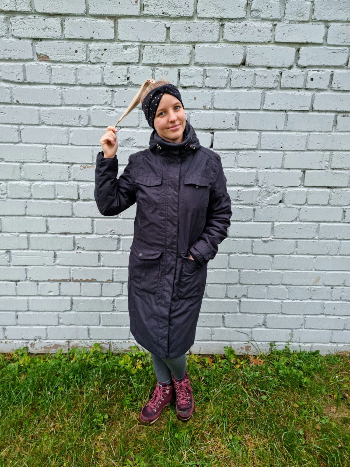 Meriinopeapael mustal kuldsed täpid