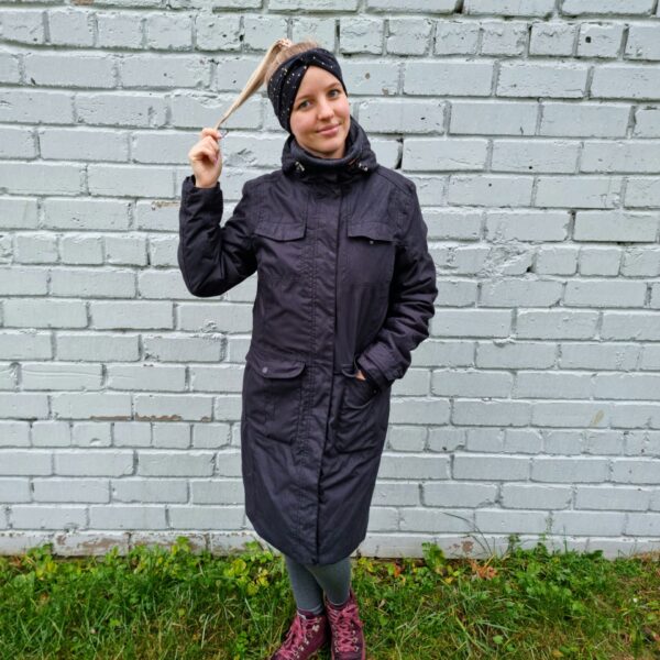 Meriinopeapael mustal kuldsed täpid