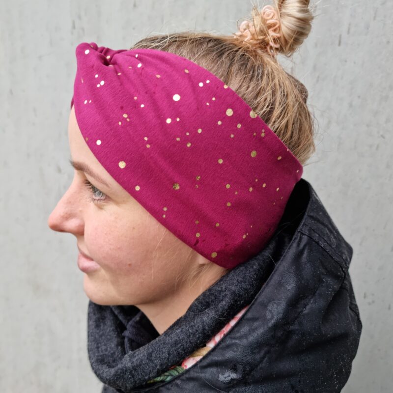 Meriinopeapael veinipunasel kuldsed täpid