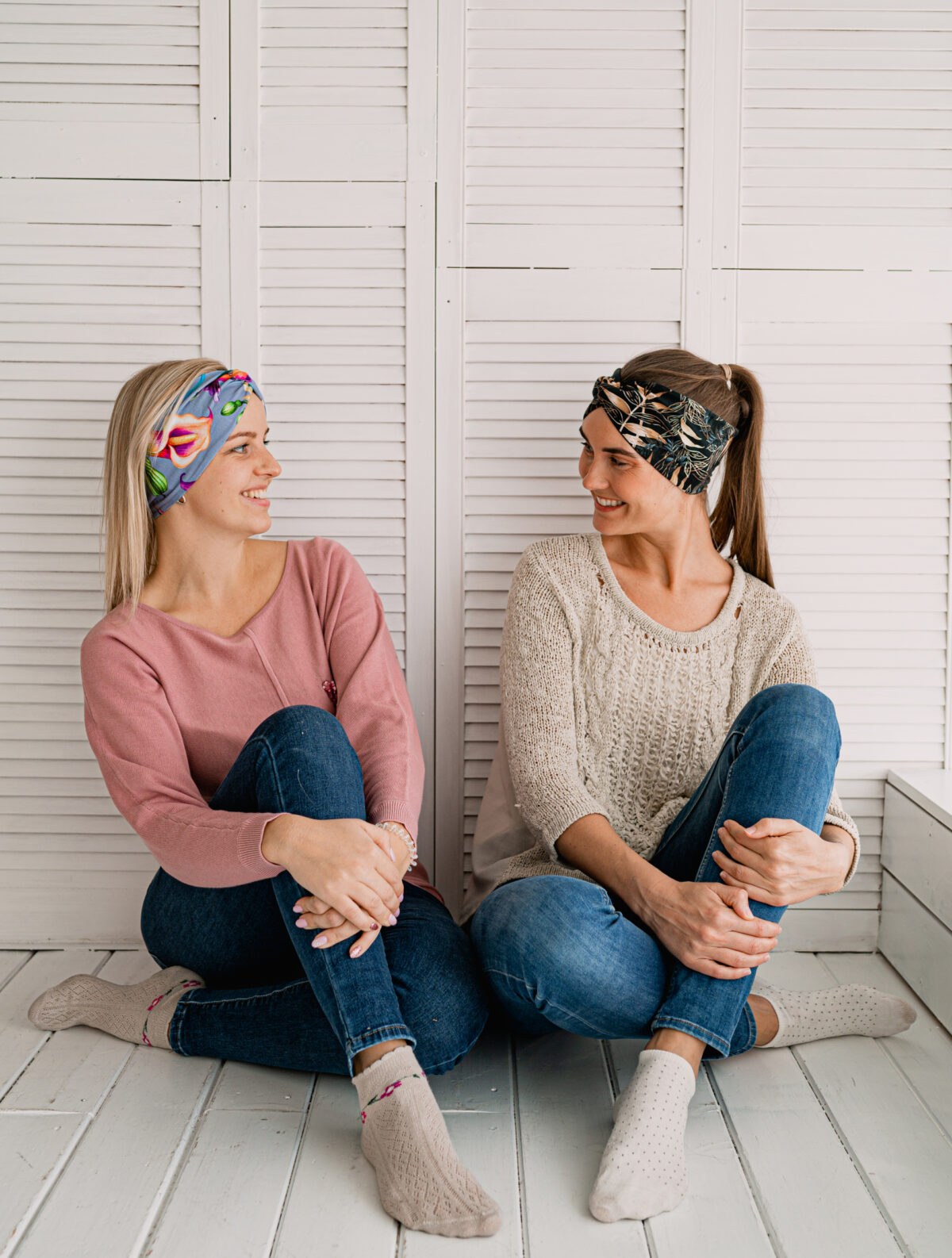 Meriinopeapael mustal kuldsed lehed