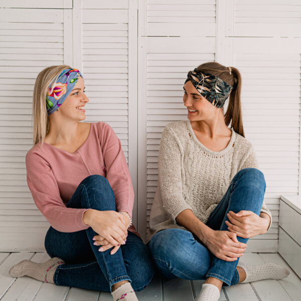 Meriinopeapael mustal kuldsed lehed