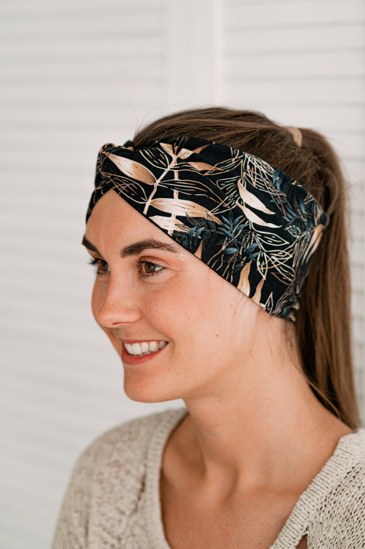 Meriinopeapael mustal kuldsed lehed