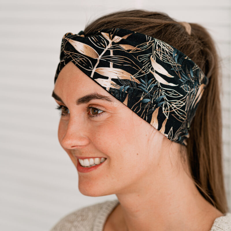 Meriinopeapael mustal kuldsed lehed