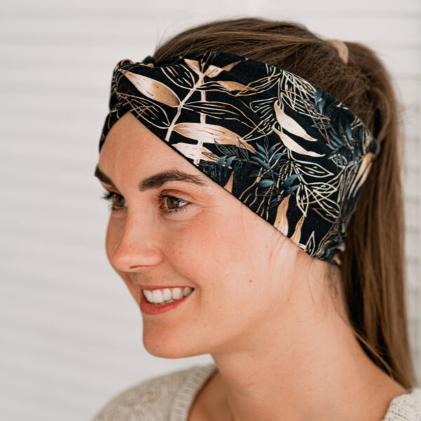 Meriinopeapael mustal kuldsed lehed