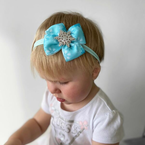 Jõulupeapael hõbedase lumehelbega