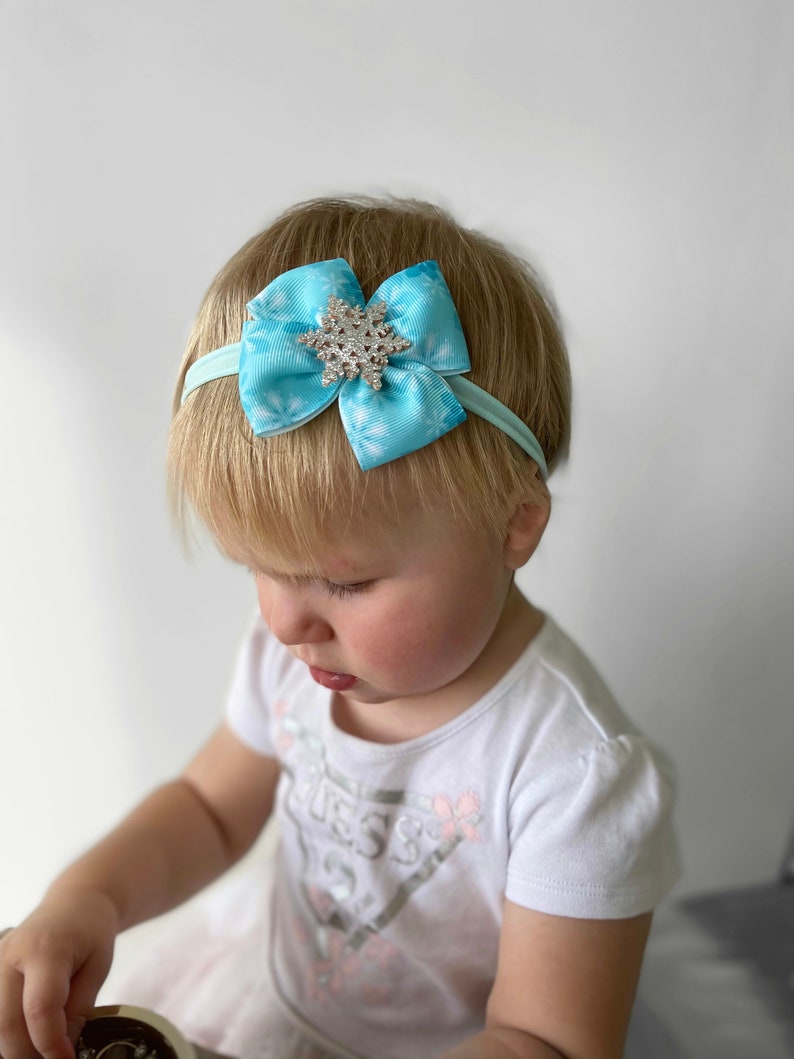 Jõulupeapael hõbedase lumehelbega