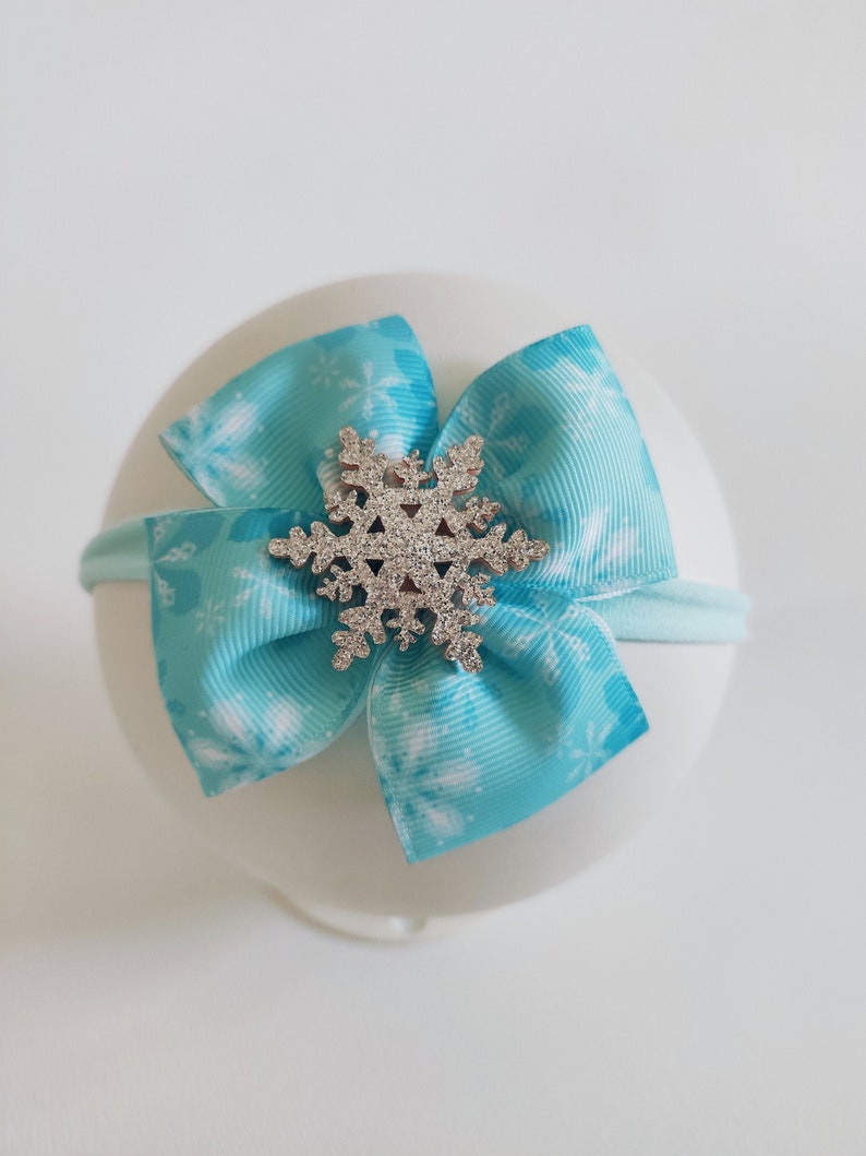 Jõulupeapael hõbedase lumehelbega