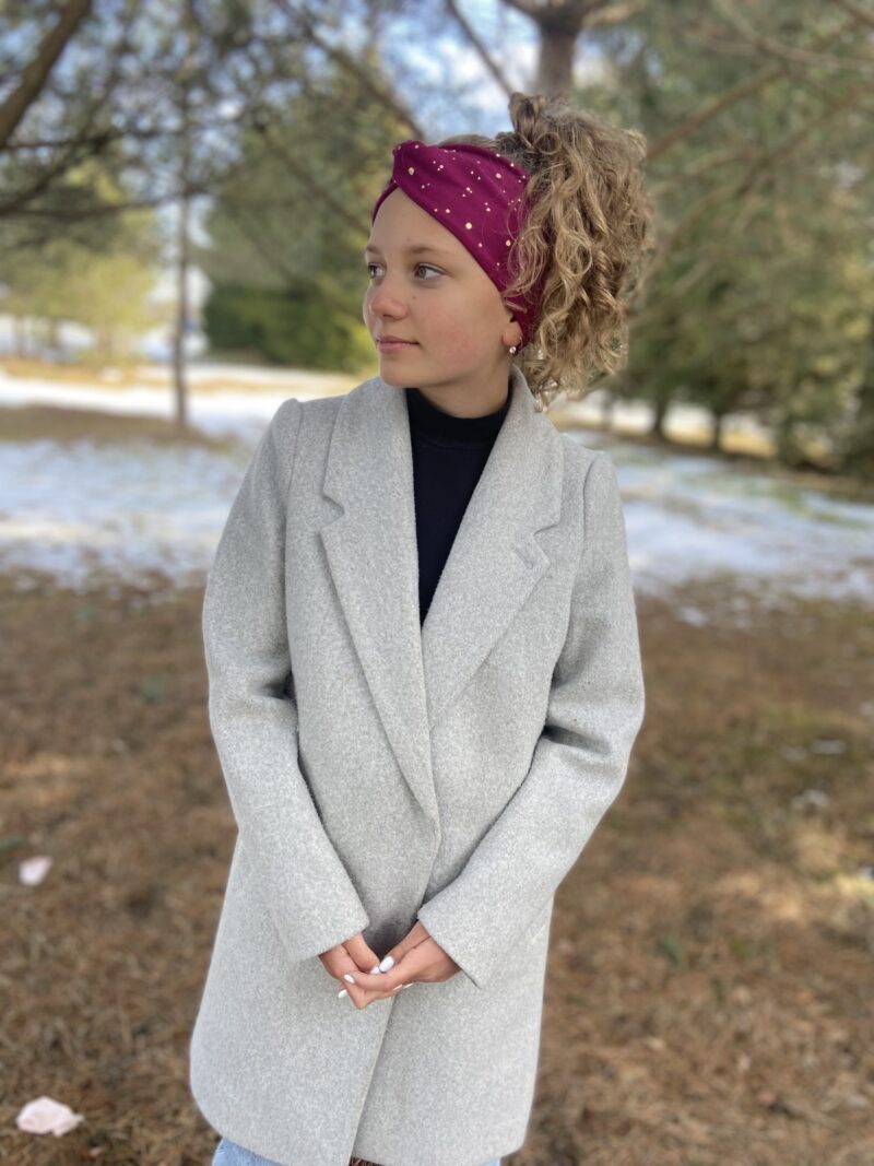 Veinipunasel kuldsed täpid