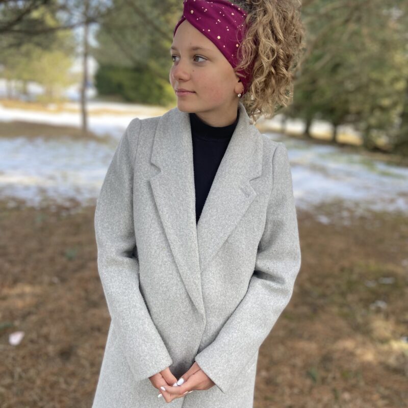 Veinipunasel kuldsed täpid