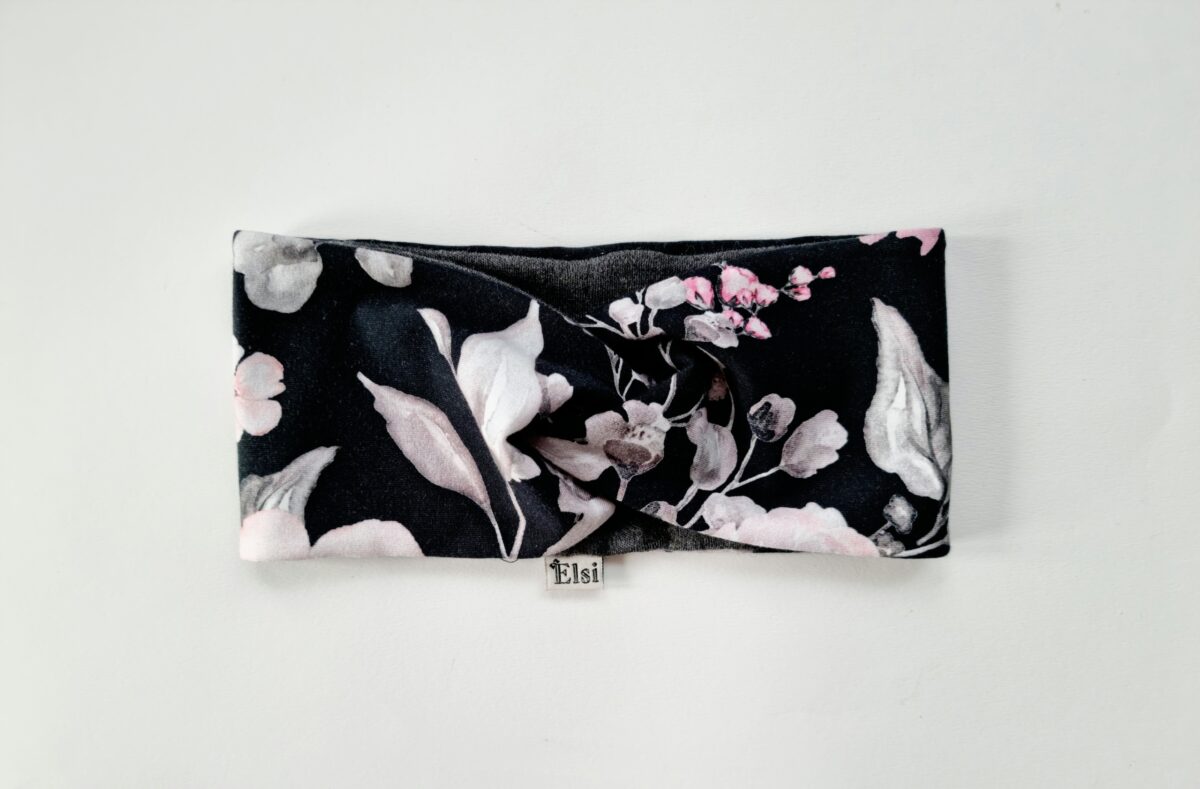 Meriinopeapael mustal lilled