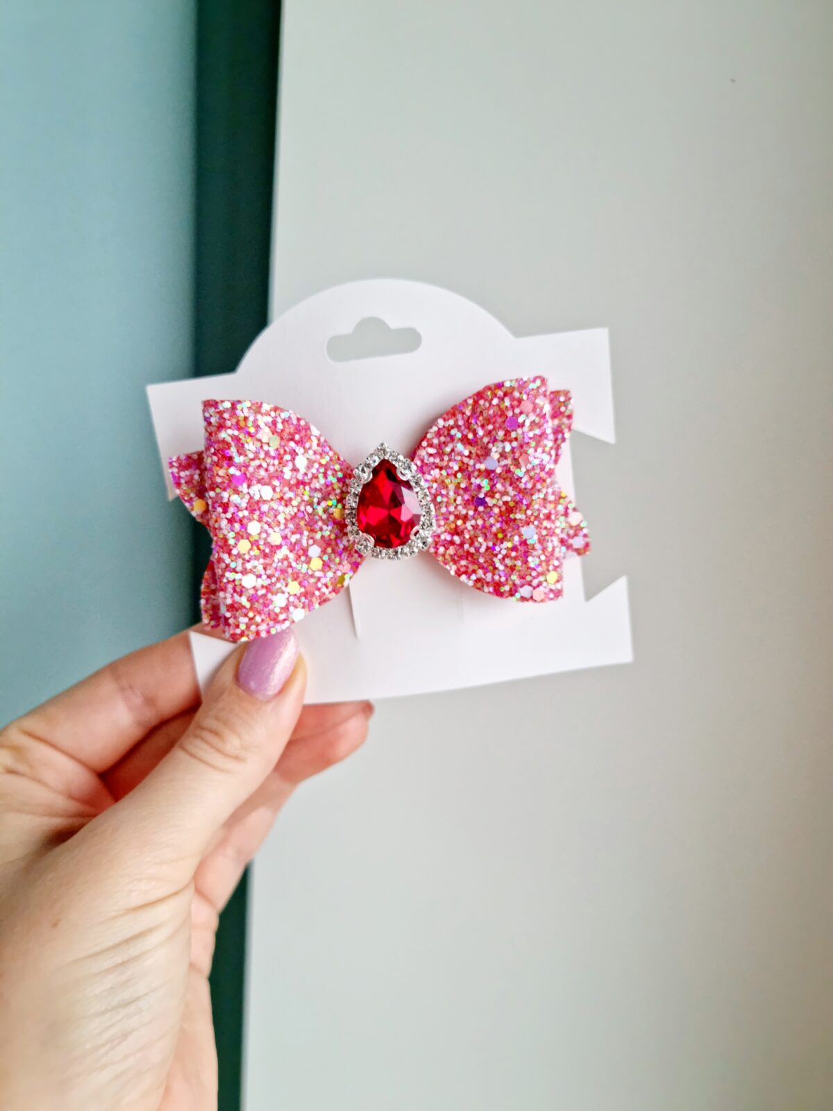 20211119_133036 Kroko-klamber punane punase kiviga