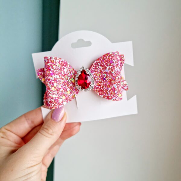 20211119_133036 Kroko-klamber punane punase kiviga