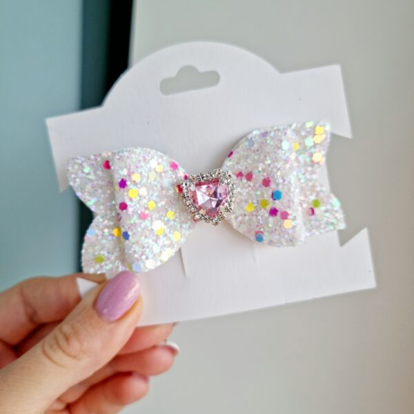 Kroko-klamber valge roosa kiviga