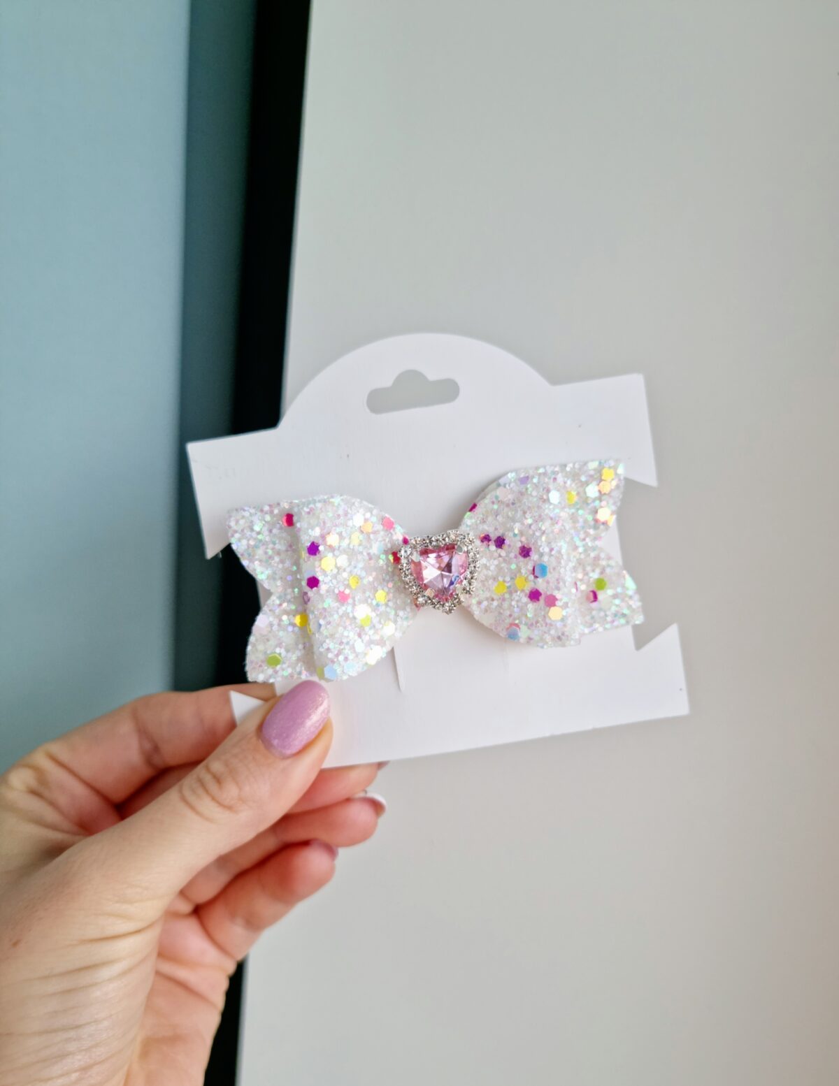 Kroko-klamber valge roosa kiviga